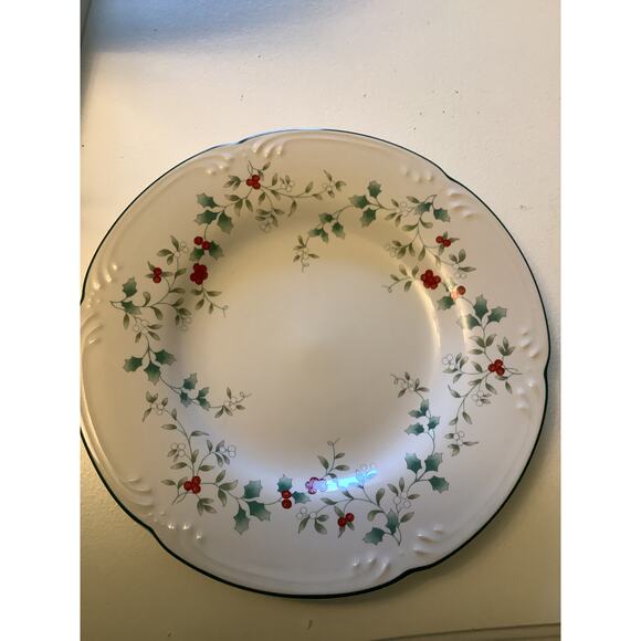 Pfaltzgraff Winterberry * Christmas Dinner Plate. Luncheon, and Salad Plates - Picture 5 of 5